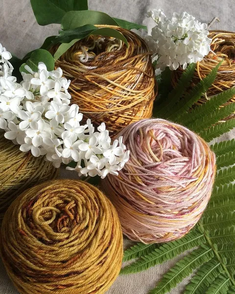 A shuttle loom weaving natural fibre.