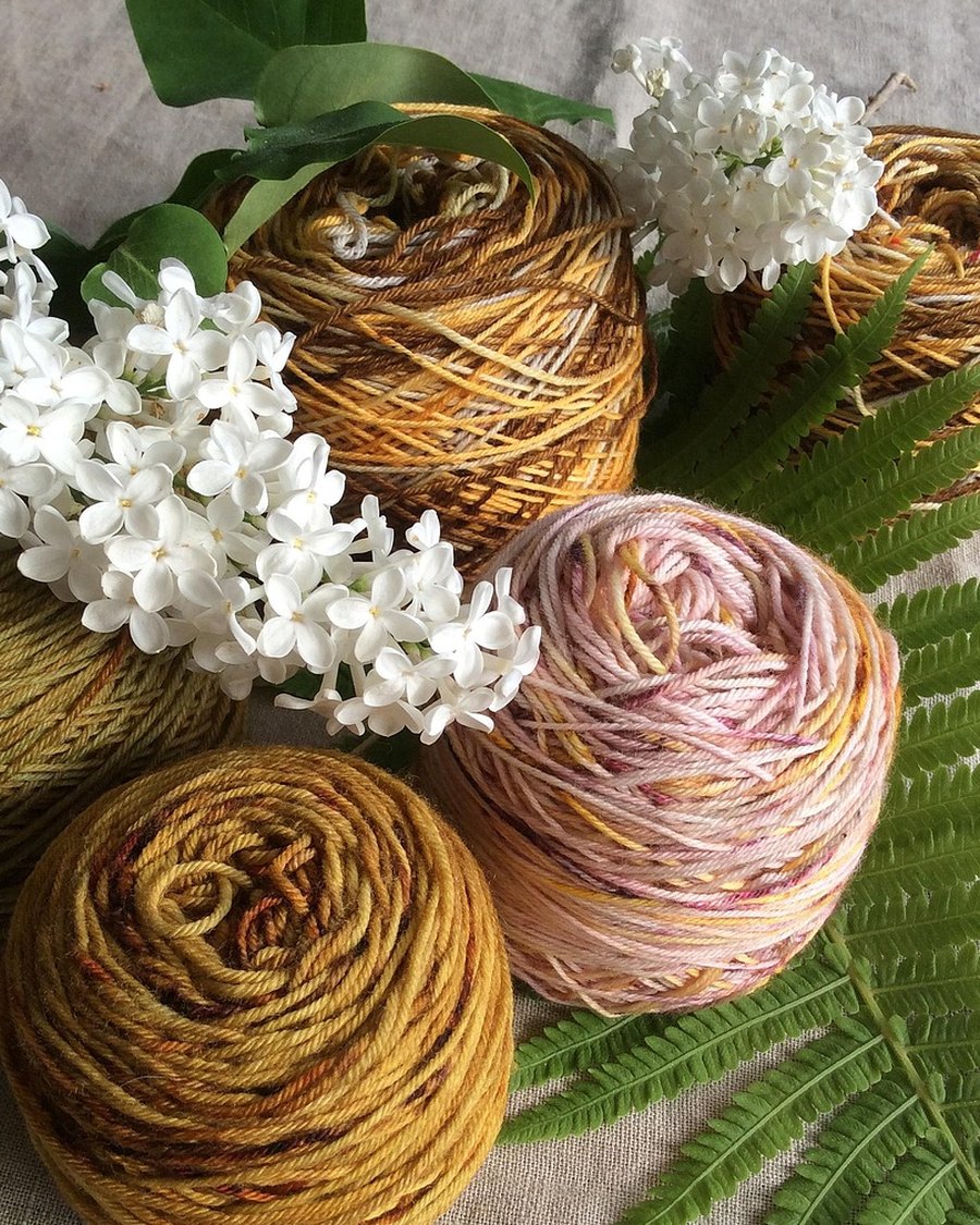 A shuttle loom weaving natural fibre.